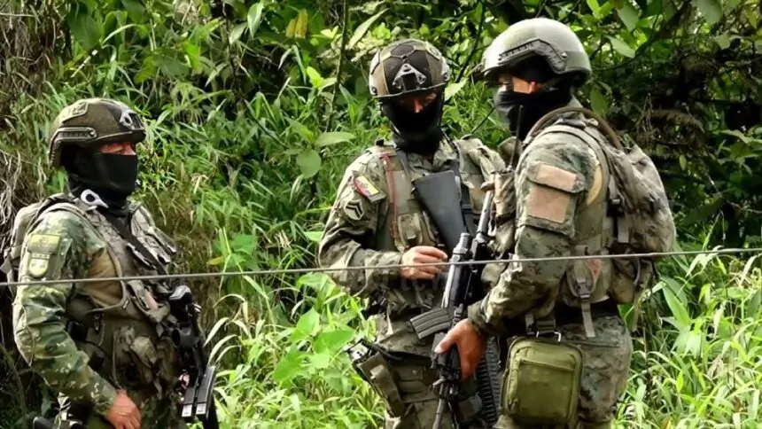 Soldados ecuatorianos patrullan zona amazónica