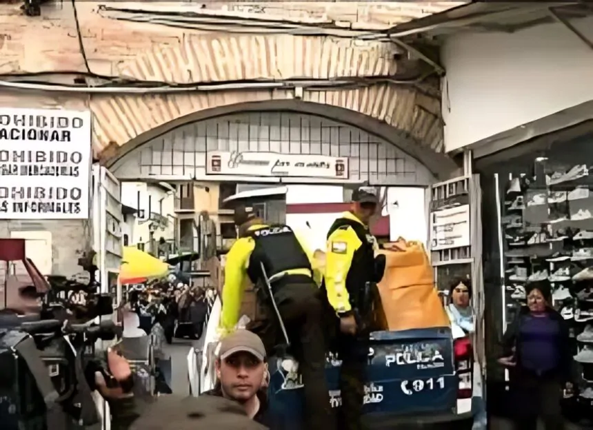 Policía decomisa mascarillas caducadas en Quito durante operativo por sobreprecios y falta de documentos en locales comerciales.