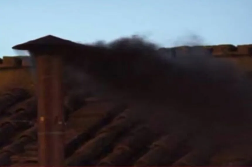 Fumata negra saliendo de la chimenea de la Capilla Sixtina durante el Cónclave para elegir al nuevo Papa.