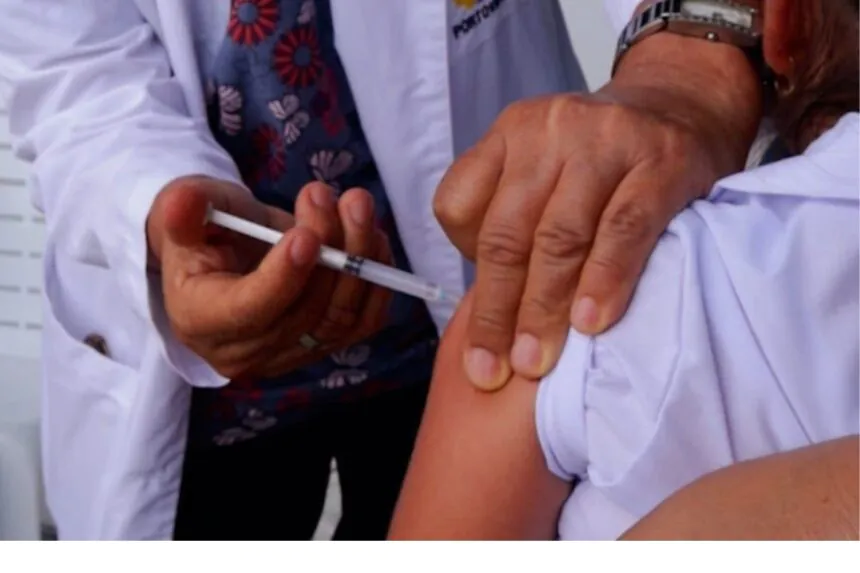 Profesional de la salud aplica vacuna contra tosferina y fiebre amarilla a un niño en Ecuador.