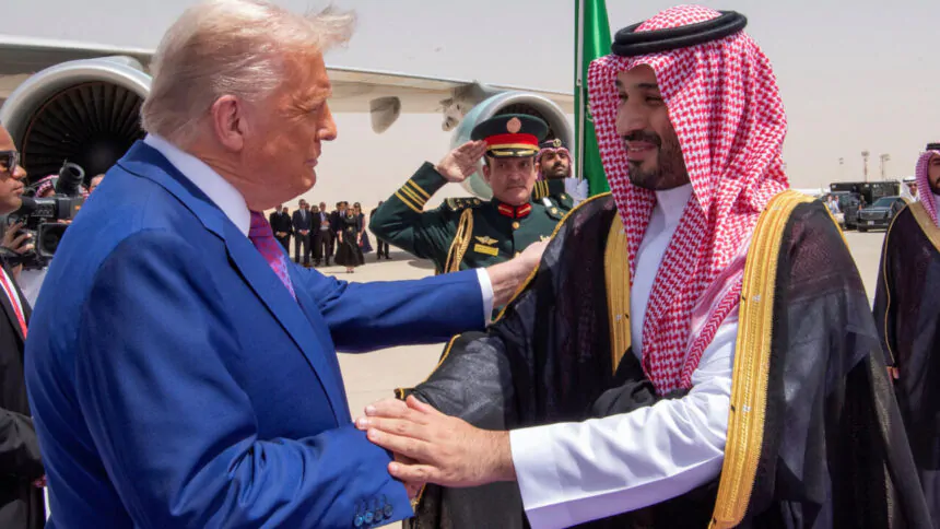 Donald Trump y Mohammed bin Salman en el Palacio Al-Yamamah en Arabia Saudita, mayo de 2025