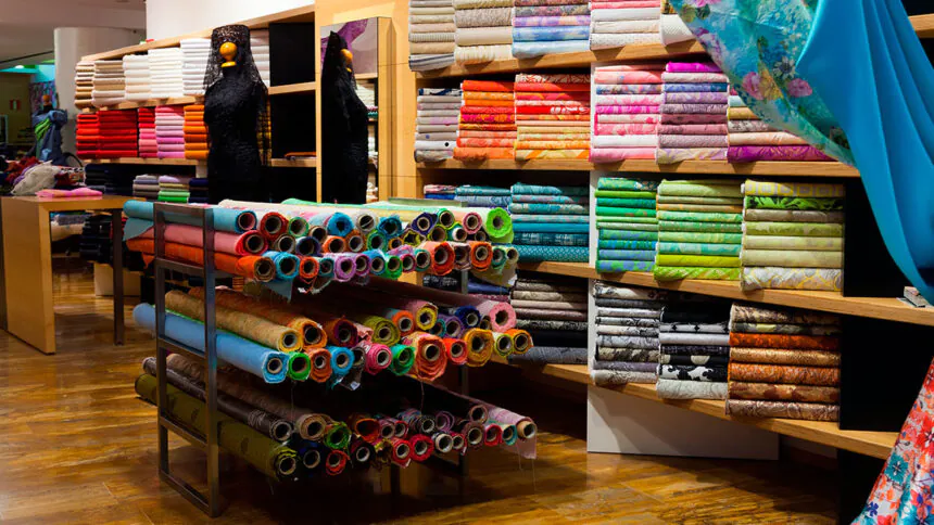 Maquinaria moderna utilizada en la industria textil ecuatoriana para mejorar la producción y apoyar la reactivación económica.