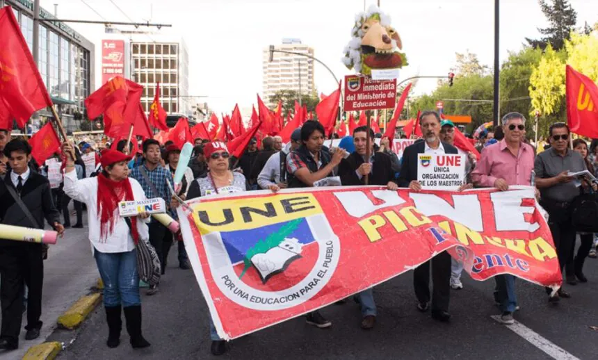 La UNE marcha en contra Ley de Integridad Pública