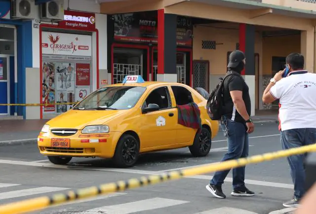 Patrulleros en la escena donde fue asesinado un taxista en el centro de Guayaquil