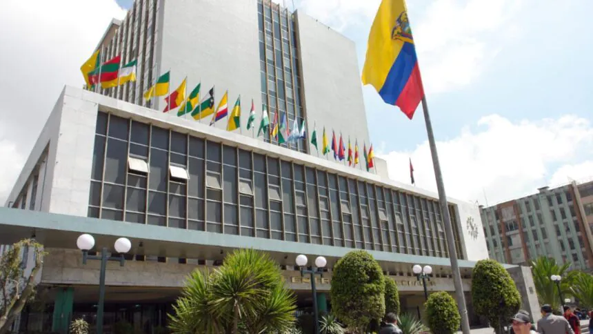 Fachada del Banco Central del Ecuador, centro del debate