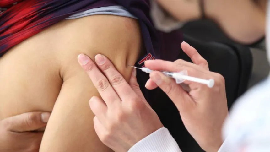 Personal de salud aplica vacuna durante campaña contra la tosferina en Ecuador.