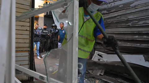Imagen de locales destruidos tras atentado en la Bahía de Guayaquil el 3 de junio de 2025
