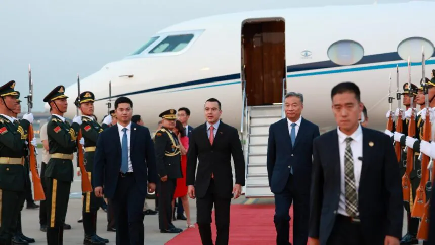 Daniel Noboa se reúne con el primer ministro de China, consolidando la relación bilateral entre Ecuador y el gigante asiático.