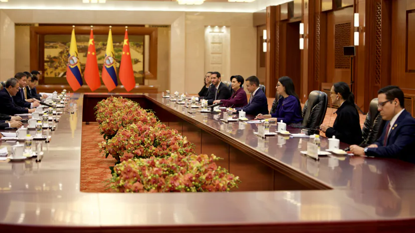 El presidente Daniel Noboa con el Primer Ministro chino, Lo Qiang, en Pekín, el 23 de junio de 2025
