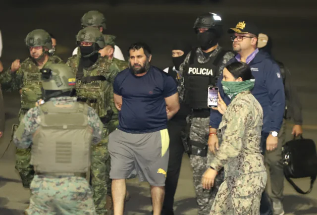 Alias Fito custodiado por militares tras su captura en Manabí, 25 de junio de 2025
