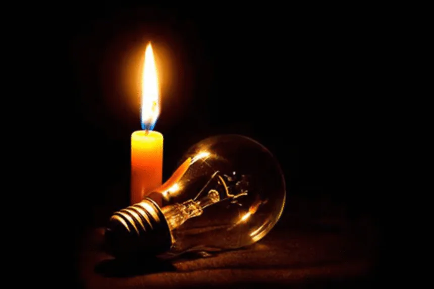 Velas encendidas durante un apagón en Ecuador