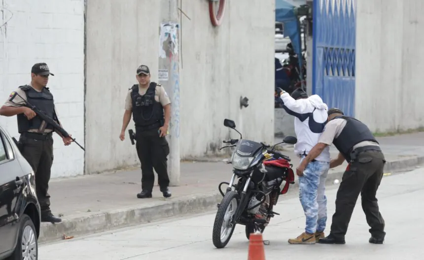 Escena de atentado en Durán, reflejo de la violencia contra funcionarios públicos en Ecuador.