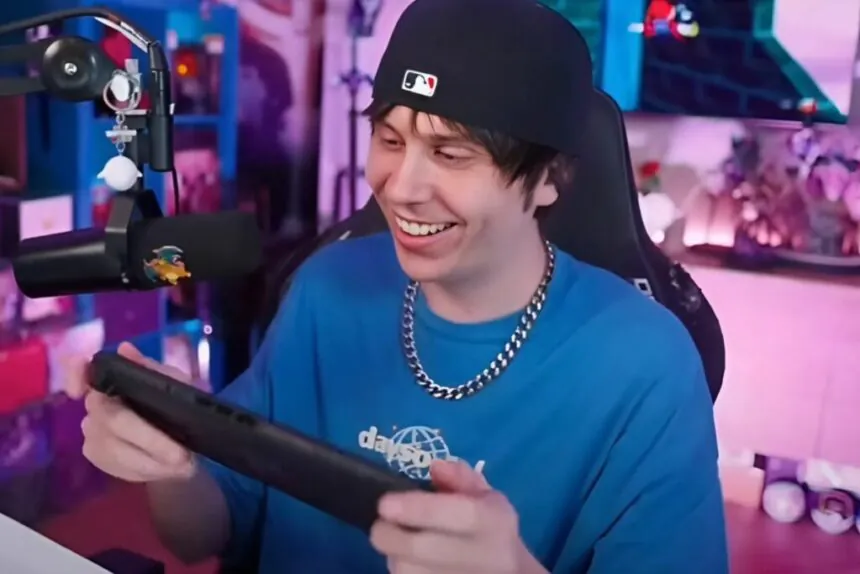 El Rubius realizando el unboxing del Nintendo Switch 2 con accesorios y consola en primer plano.