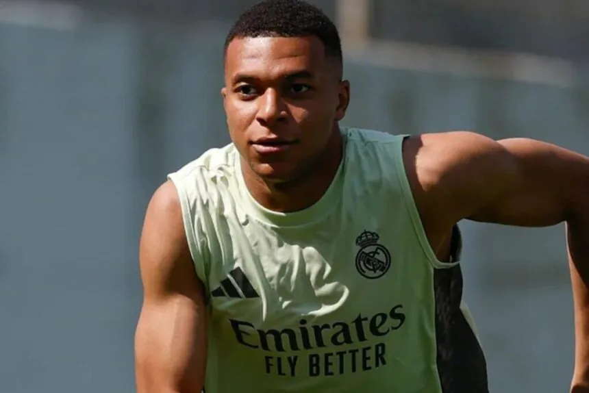 Kylian Mbappé fue hospitalizado por gastroenteritis y podría perderse el Mundial de Clubes.