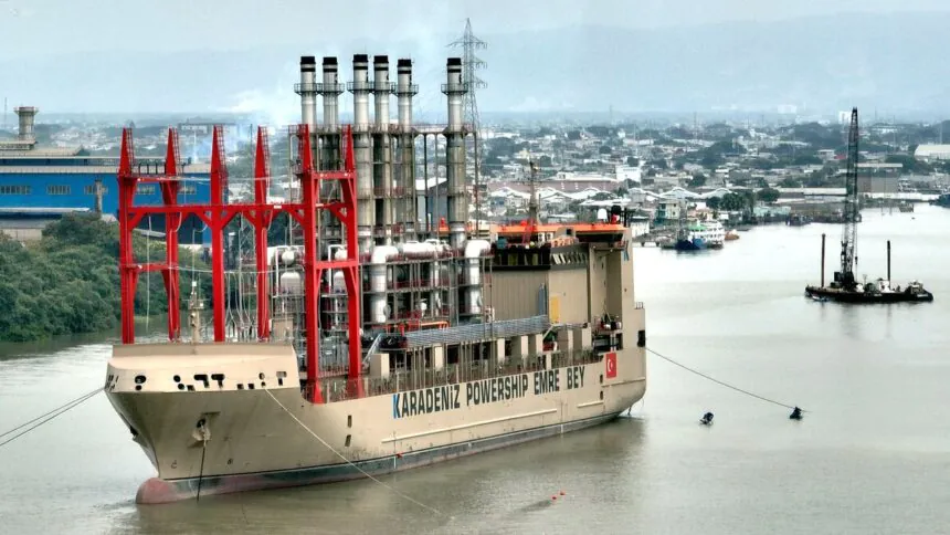 Barcaza Murat Powership Emre Bey genera electricidad durante emergencia en Ecuador