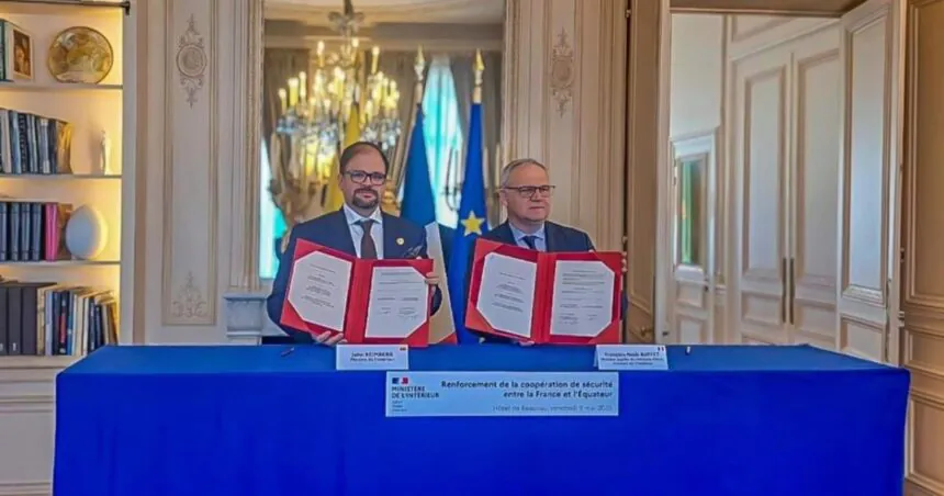 Autoridades francesas entregan equipos tecnológicos a la Policía de Ecuador para reforzar la lucha contra el crimen organizado