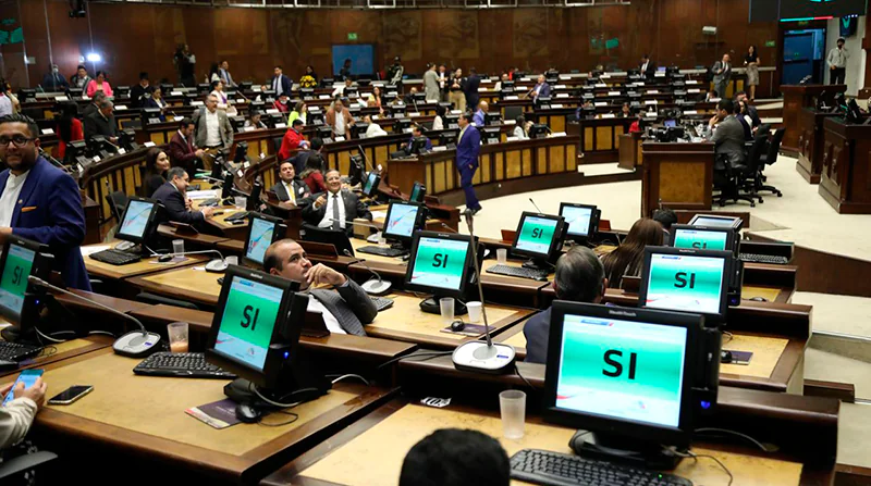Asamblea Nacional aprobando la Ley de Integridad Pública en Ecuador