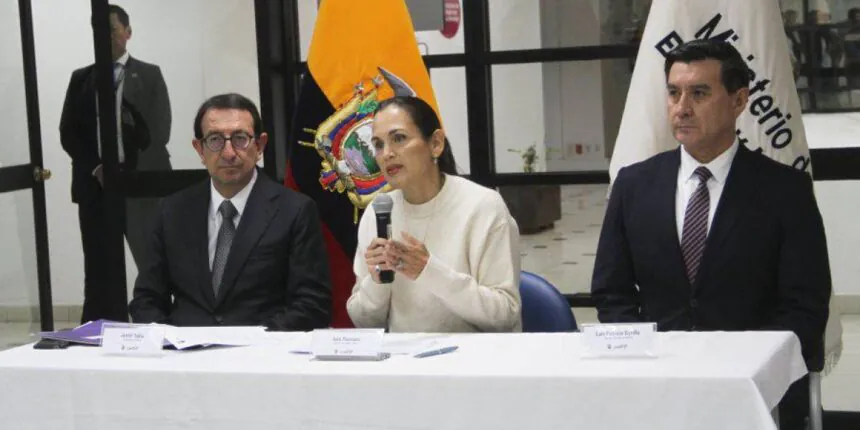 Inés Manzano firma el acuerdo que reactiva el catastro minero para minería no metálica en Ecuador