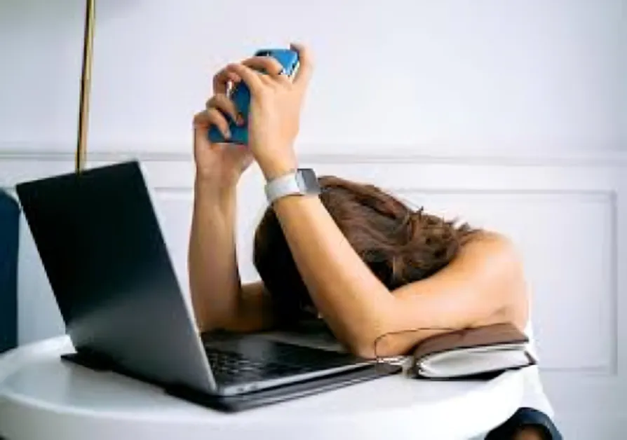 Uso de redes sociales en el trabajo afecta bienestar y productividad; gestión estratégica es clave para un entorno laboral saludable.