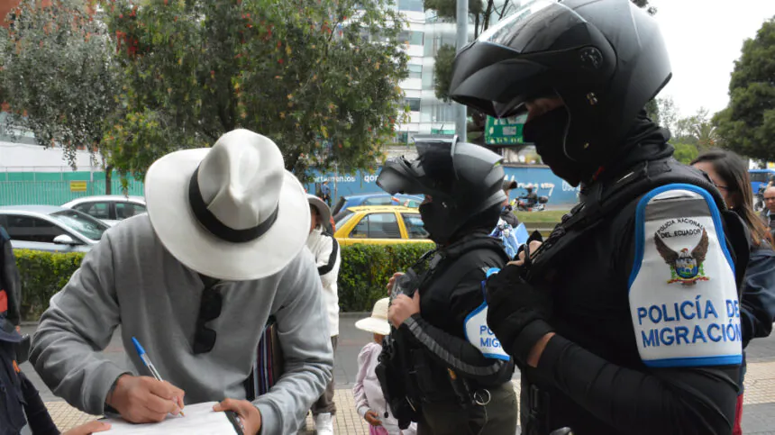 Dos detenidos por vender turnos falsos frente al Registro Civil de Quito durante operativo conjunto con Policía y autoridades de control.
