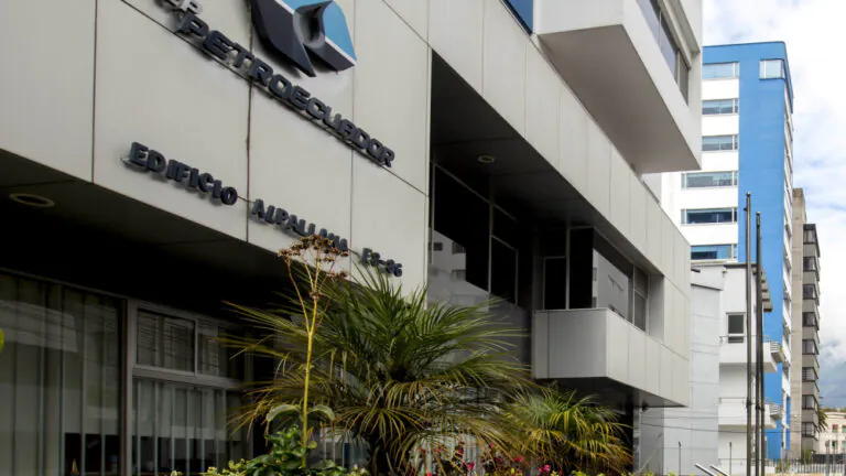 Sueldos dorados Petroecuador generan desvinculación de 70 funcionarios en proceso que busca ahorro y transparencia salarial estatal.