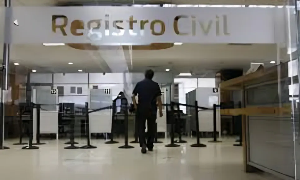 Dos detenidos por vender turnos falsos frente al Registro Civil de Quito durante operativo conjunto con Policía y autoridades de control.