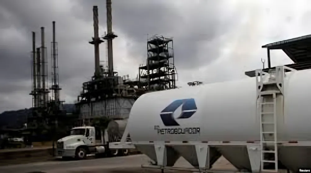 Sueldos dorados Petroecuador generan desvinculación de 70 funcionarios en proceso que busca ahorro y transparencia salarial estatal.