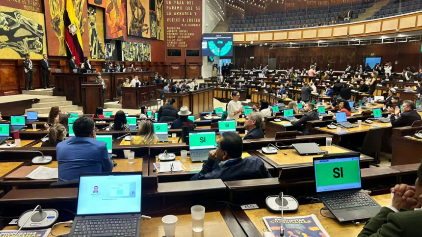 Reformas al Código Electoral fueron aprobadas con apoyo del correísmo y ADN, generando debate por el cambio en asignación de escaños.