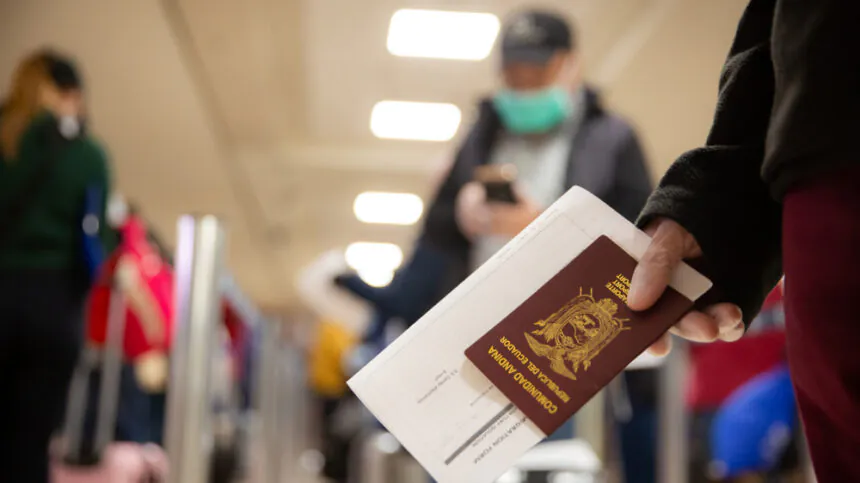 Pausa migratoria en EE. UU. retrasa permisos y deja a familias ecuatorianas con parole aprobado en incertidumbre legal y económica.