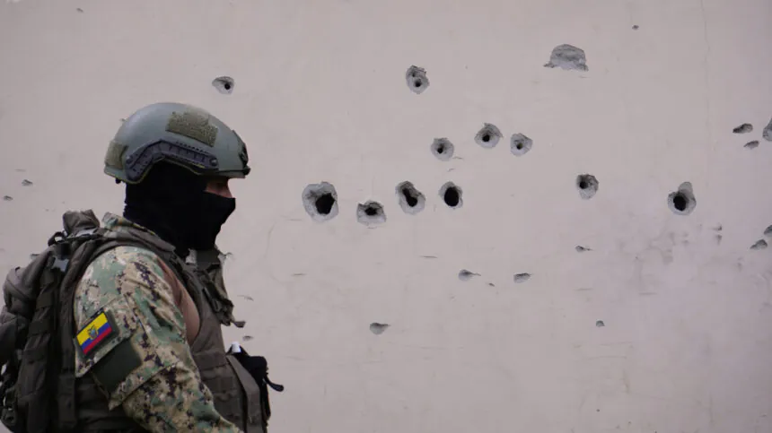 Ley de Solidaridad Nacional refuerza la seguridad en Ecuador con medidas contra el crimen organizado y economías ilegales.