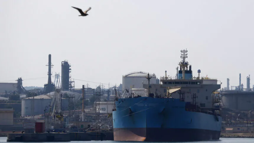 Precio del petróleo cae tras ataque iraní a base estadounidense en Catar, sin impacto en tránsito por estrecho de Ormuz.