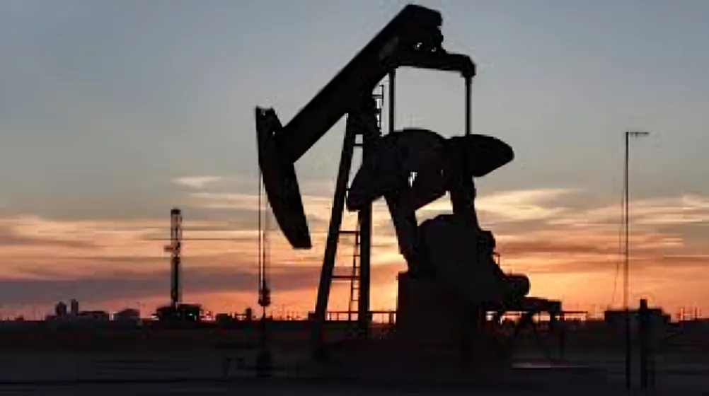 Precio del petróleo cae tras ataque iraní a base estadounidense en Catar, sin impacto en tránsito por estrecho de Ormuz.