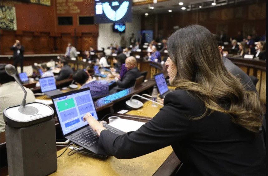 Hemiciclo de la Asamblea Nacional de Ecuador durante sesión plenaria con asambleístas debatiendo proyectos de ley