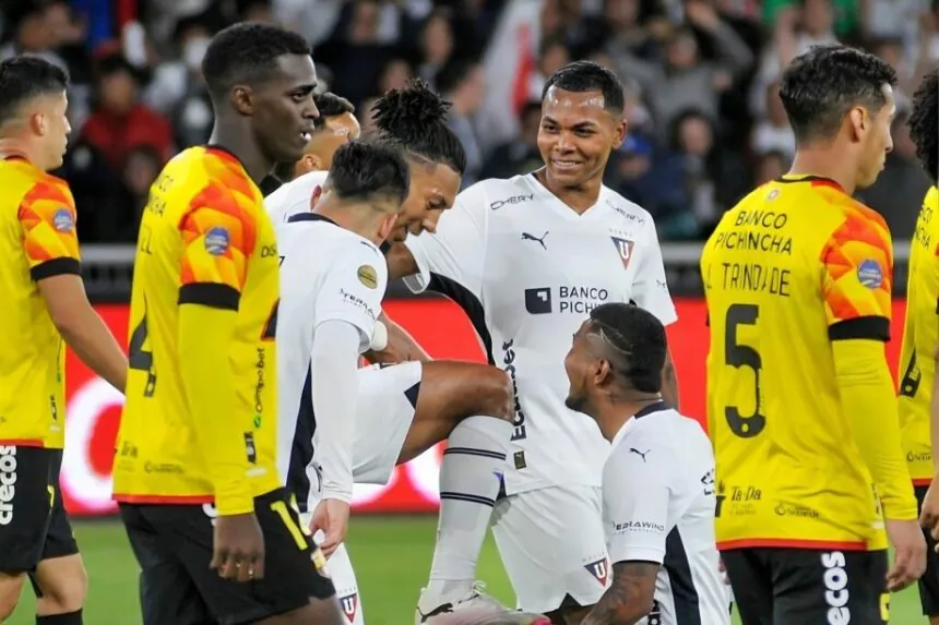 Jugadores de Liga de Quito celebran un gol frente a Barcelona SC en el Estadio Rodrigo Paz