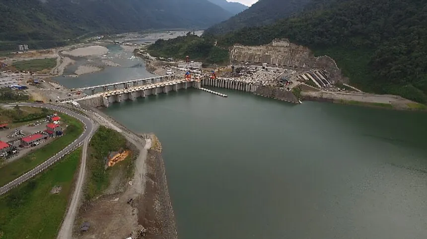 Vista aérea de la hidroeléctrica Coca Codo Sinclair construida por Sinohydro, con el río Coca erosionado al fondo