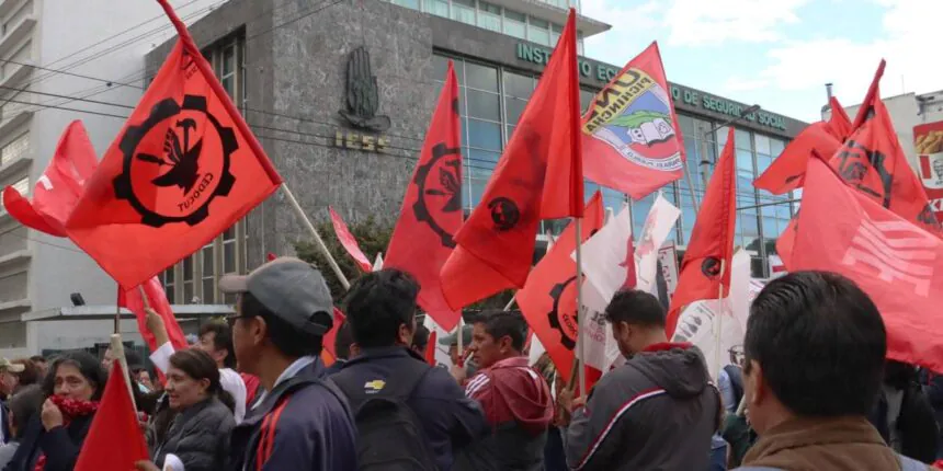 Manifestantes de la UNE llegan a la Corte Constitucional