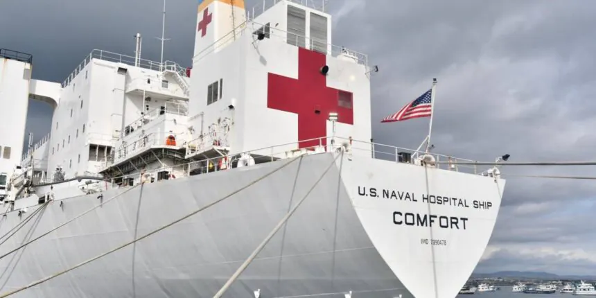 Buque hospital USNS Comfort en el puerto de Manta