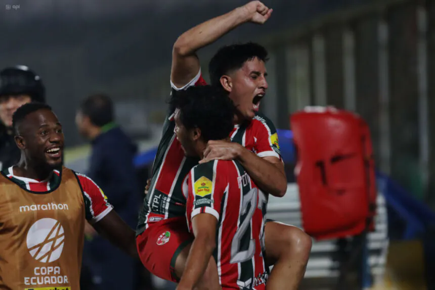 Jugadores del Deportivo Santo Domingo celebran clasificación en la Copa Ecuador tras vencer a Delfín.