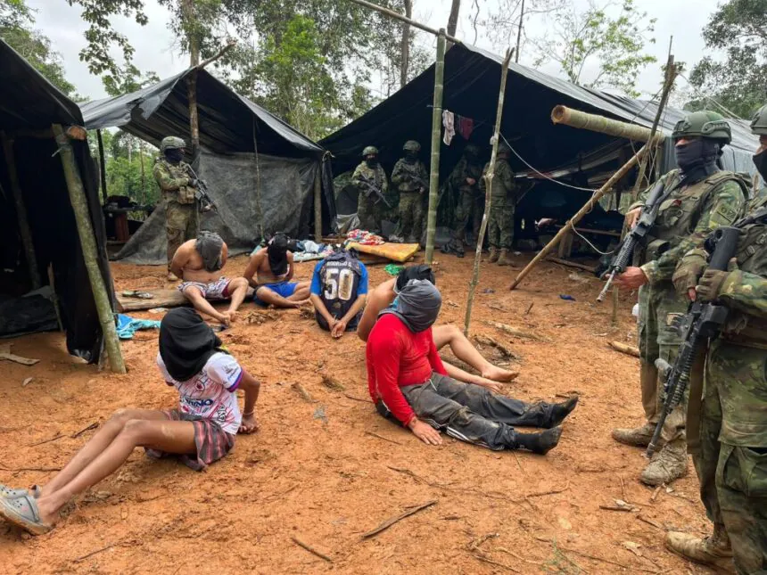Soldados del Ejército de Ecuador durante operativos contra la minería ilegal