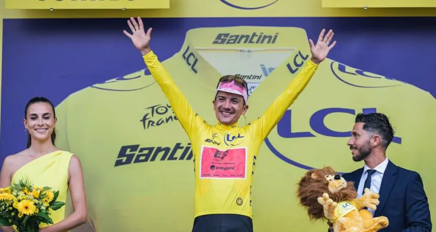 Richard Carapaz celebra su victoria en el Tour de Francia 2024