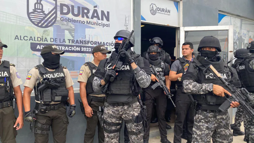 Agentes de Policía toman oficinas de Tránsito de Durán durante operativo nacional contra corrupción.