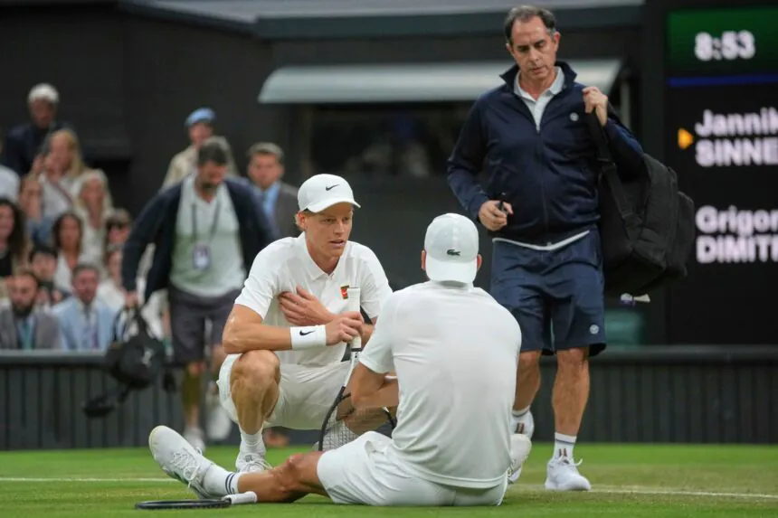Jannik Sinner consuela a Grigor Dimitrov tras su retiro en Wimbledon 2025