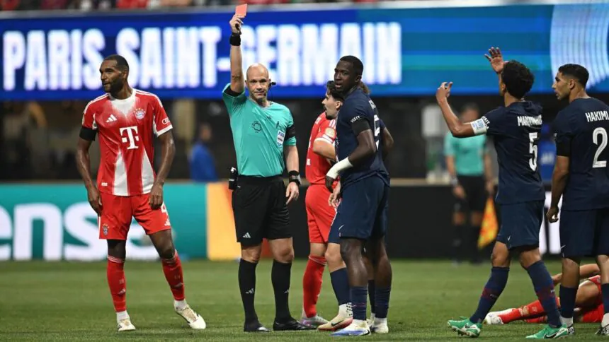 Willian Pacho expulsado durante un partido del Mundial de Clubes con el PSG