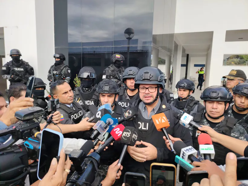 Policía Nacional durante la intervención en la Agencia de Tránsito de Manta, Ecuador