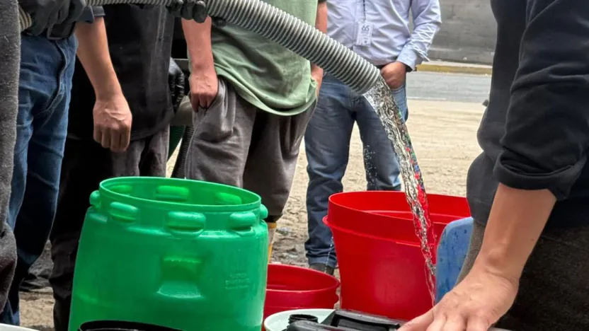 Tanquero distribuye agua potable en el sur de Quito durante emergencia del 11 de julio