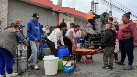 Habitantes del sur de Quito hacen fila para recoger agua