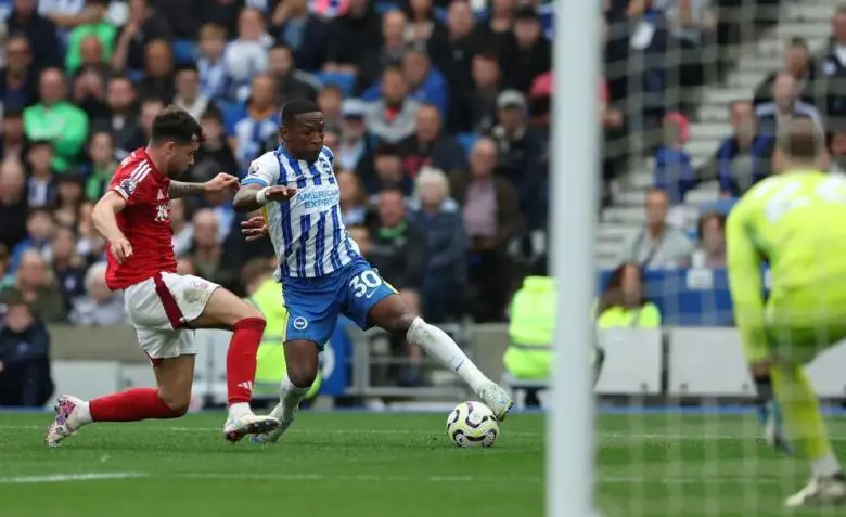 Pervis Estupiñán con camiseta del AC Milan tras dejar el Brighton