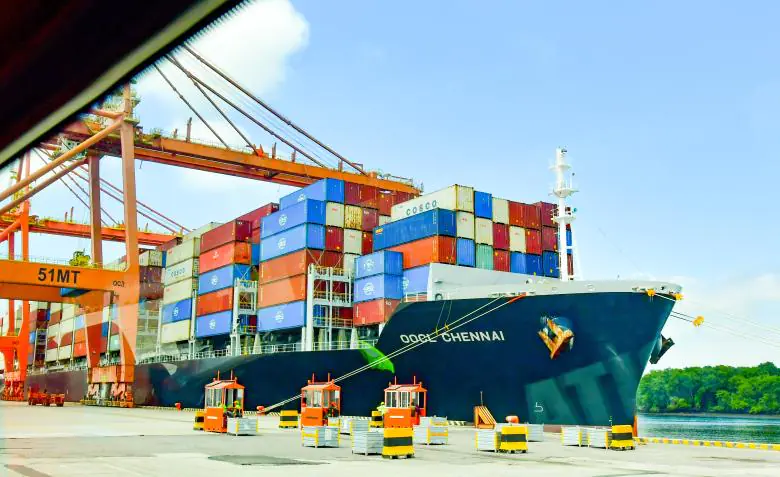 Barco de Cosco Shipping llega al puerto de Guayaquil como parte de la nueva ruta comercial vía Chancay