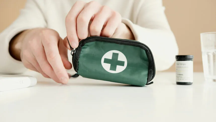 Un botiquín de primeros auxilios bien preparado es esencial para viajar con tranquilidad. Descubre qué incluir y cómo adaptarlo a tu destino.