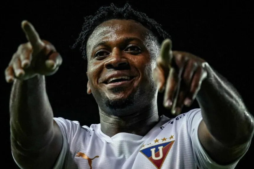 Michael Estrada celebra uno de sus tres goles en la goleada de Liga de Quito sobre Delfín.